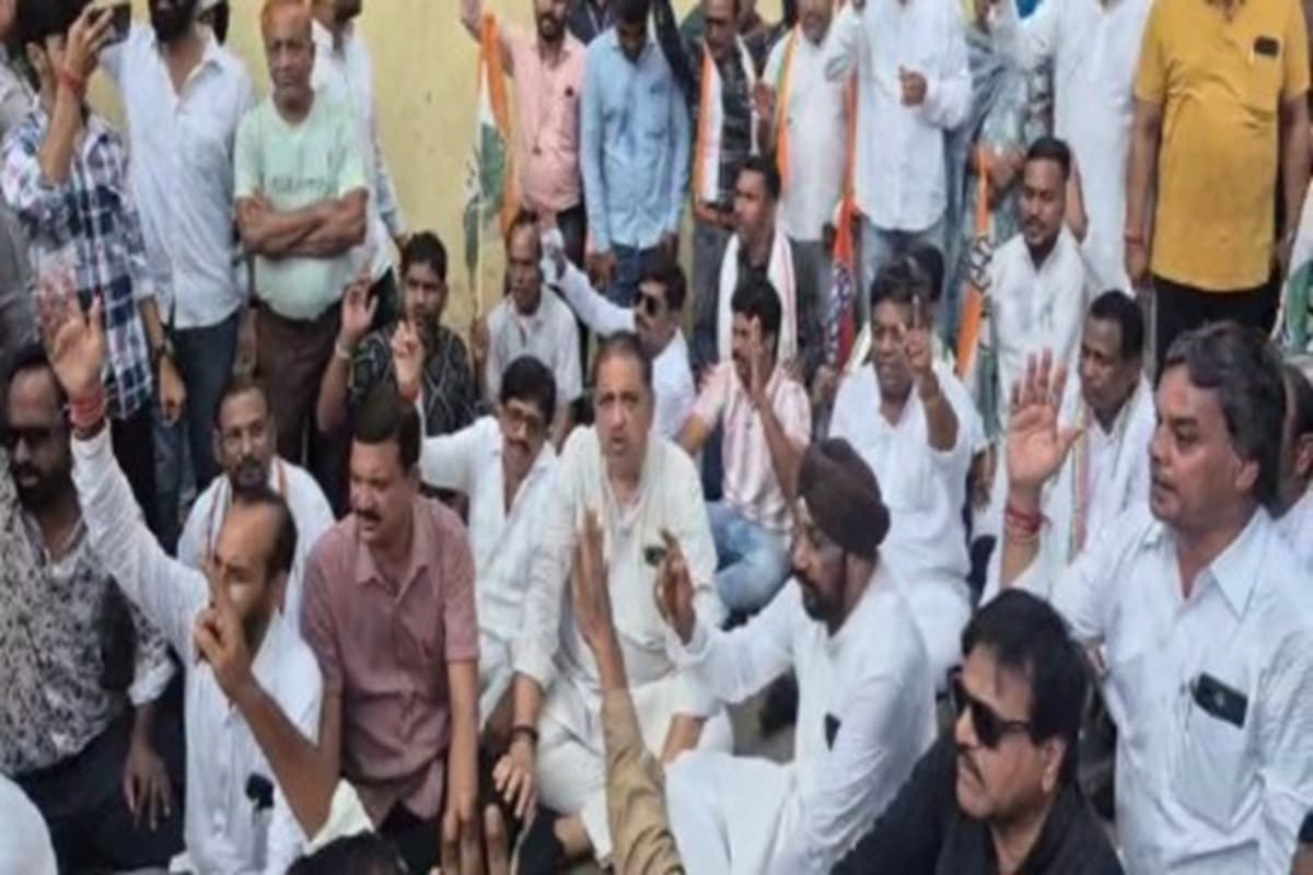 Raipur News: रायपुर पुलिस ऑनलाइन चालान के जरिए कर रही वसूली, SSP कार्यालय पहुंचे कांग्रेस नेता, प्रदर्शन के दौरान लगाए कई गंभीर आरोप