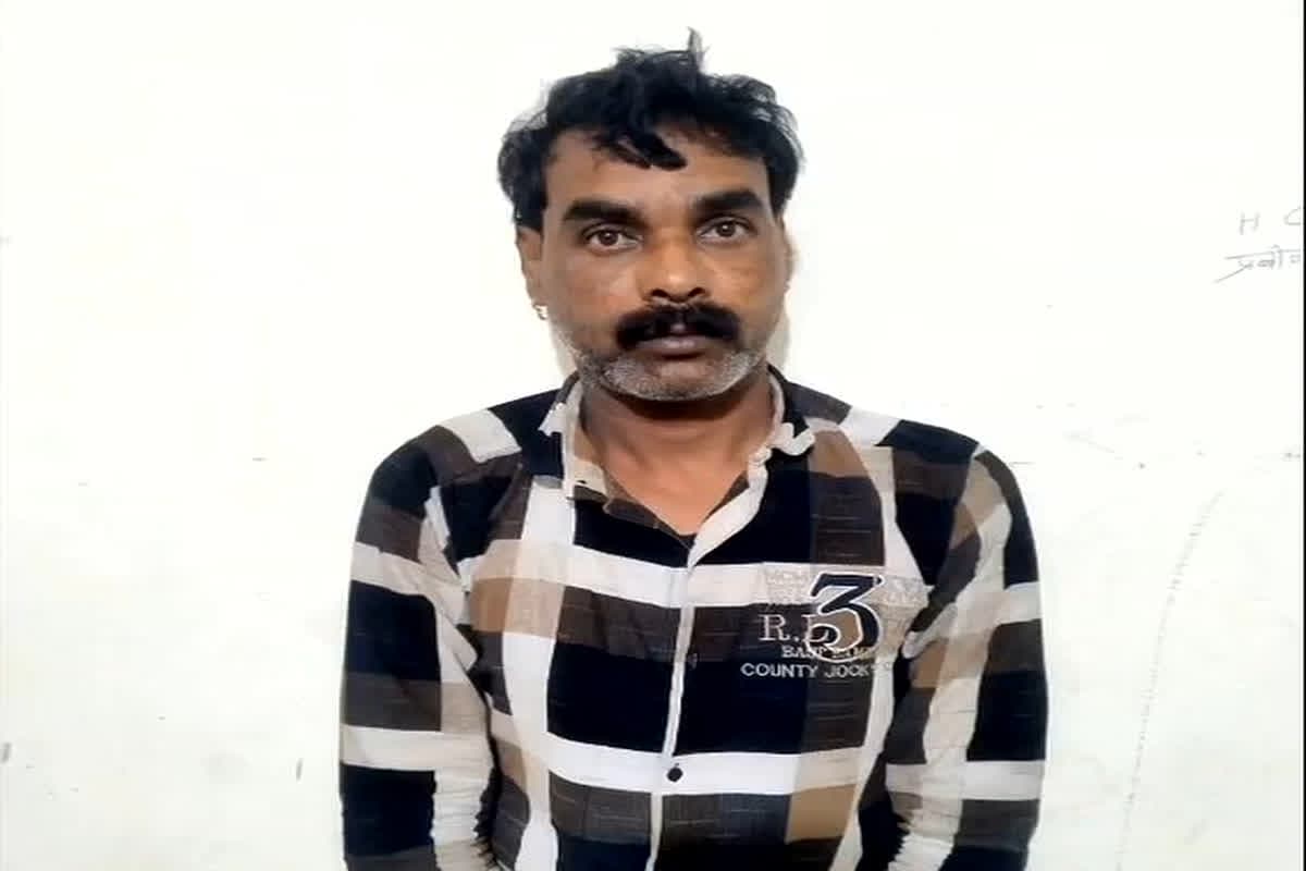 Gwalior Viral Video: ट्रैफिक पुलिस चौकी में युवक ने मचाया उत्पात, किया कुछ ऐसा की CCTV में रिकॉर्ड हो गया सब, वीडियो देख आप भी रह जाएंगे हैरान