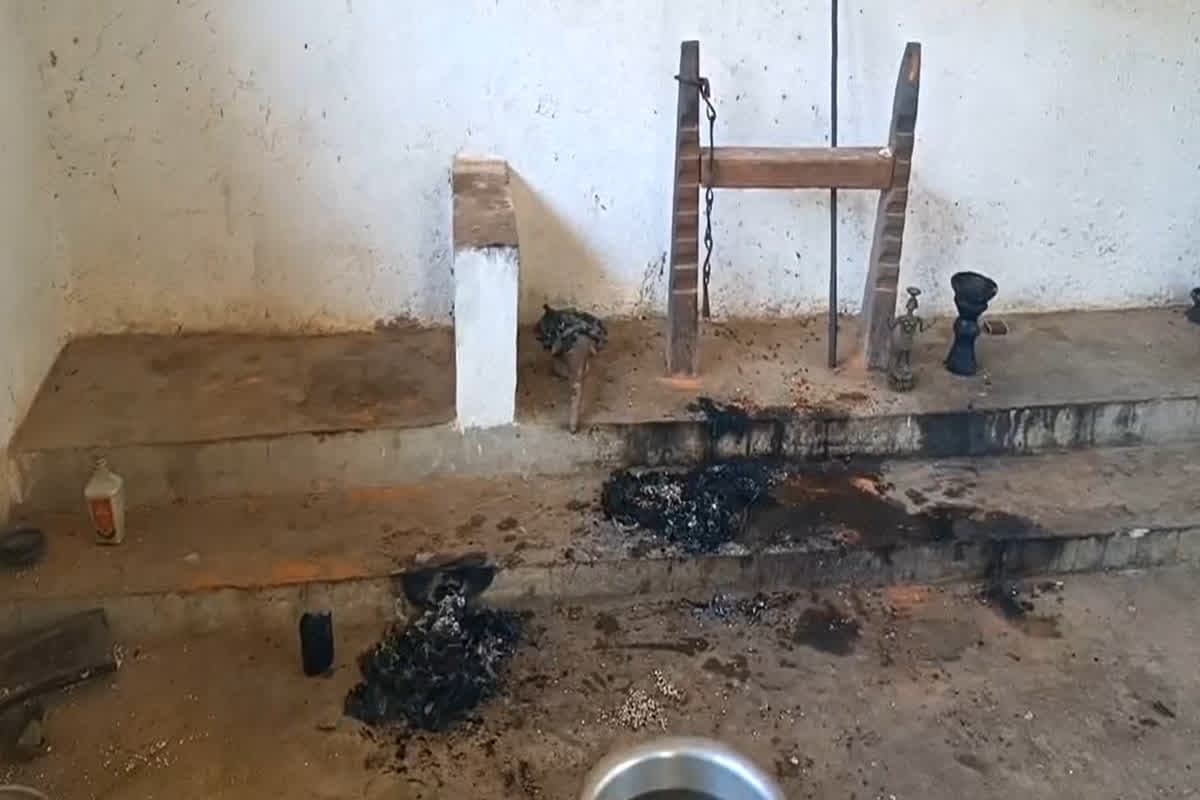 Kanker Temple Fire: धर्मांतरण विवाद की आंच तेज, असामाजिक तत्वों ने अब शीतला माता मंदिर में लगाई आग, गांव में फिर से तनाव का माहौल