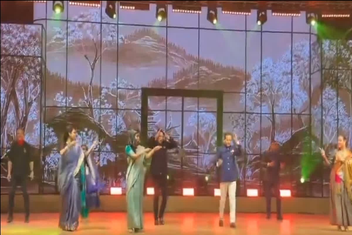 Mahua Moitra Dance: संसद में एक-दूसरे पर हमला, स्टेज पर साथ में झूमे नेता! क्या आपने देखा वो वायरल वीडियो जिसमें कंगना, महुआ और सुप्रिया ने स्टेज पर एक साथ धमाल मचाया?