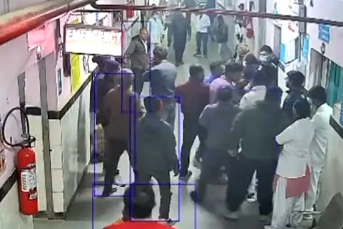 Marpeet Ka Viral Video: नर्सिंग ऑफिसर की अस्पताल में पिटाई, जमकर चले लात-घूंसे, आप भी देखें वायरल वीडियो