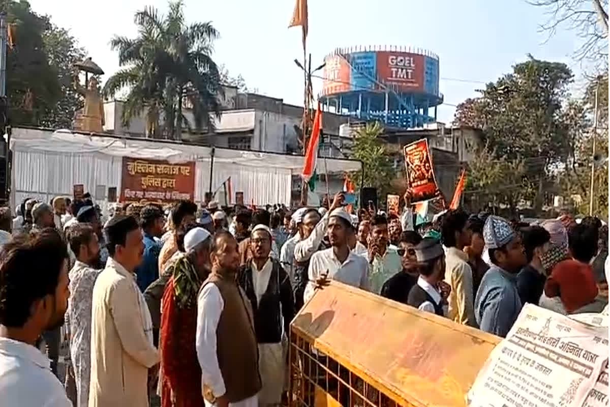 Raipur News: रायपुर में मुस्लिम समाज का धरना, प्रतिबंधित एप में बात करने को लेकर पुलिस पर प्रताड़ित करने का आरोप, सड़क पर लगा लंबा जाम