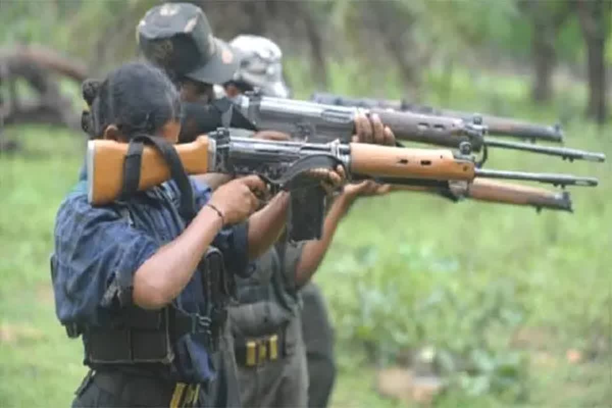 Naxal surrender 2026 News: लाल आतंक को एक और बड़ा झटका, 4 खूंखार नक्सलियों ने किया सरेंडर, कई बड़ी वारदातों को दे चुके थे अंजाम