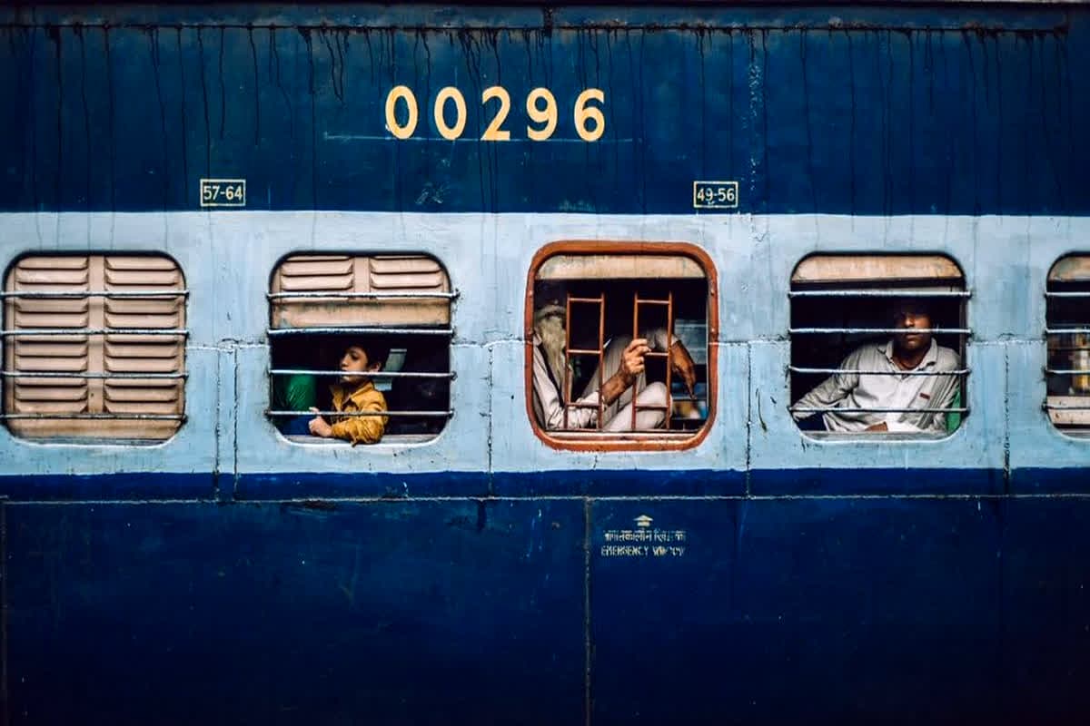 Train Constable TC Fight: ट्रेन में टीटी कर रहा था अश्लील हरकतें, कांस्टेबल ने रंगे हाथों पकड़ा तो इस हद तक जा पहुंचा मामला , क्या आपको नहीं पता ये ताजा मामला?