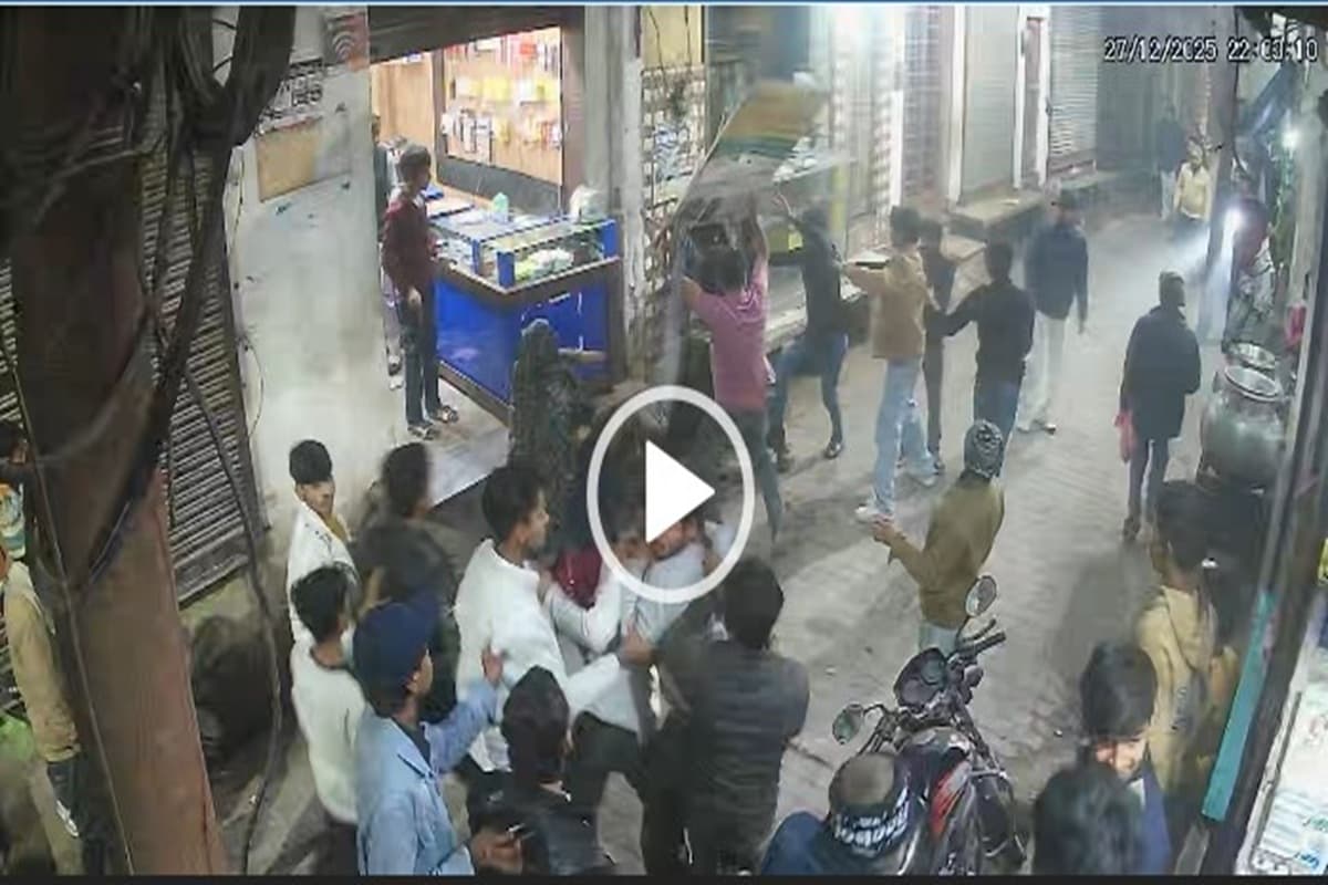 Moradabad viral video: दो गुटों के बीच जमकर हुई मारपीट, जिसे जो मिल रहा उसी से कर रहे पिटाई, वीडियो वायरल