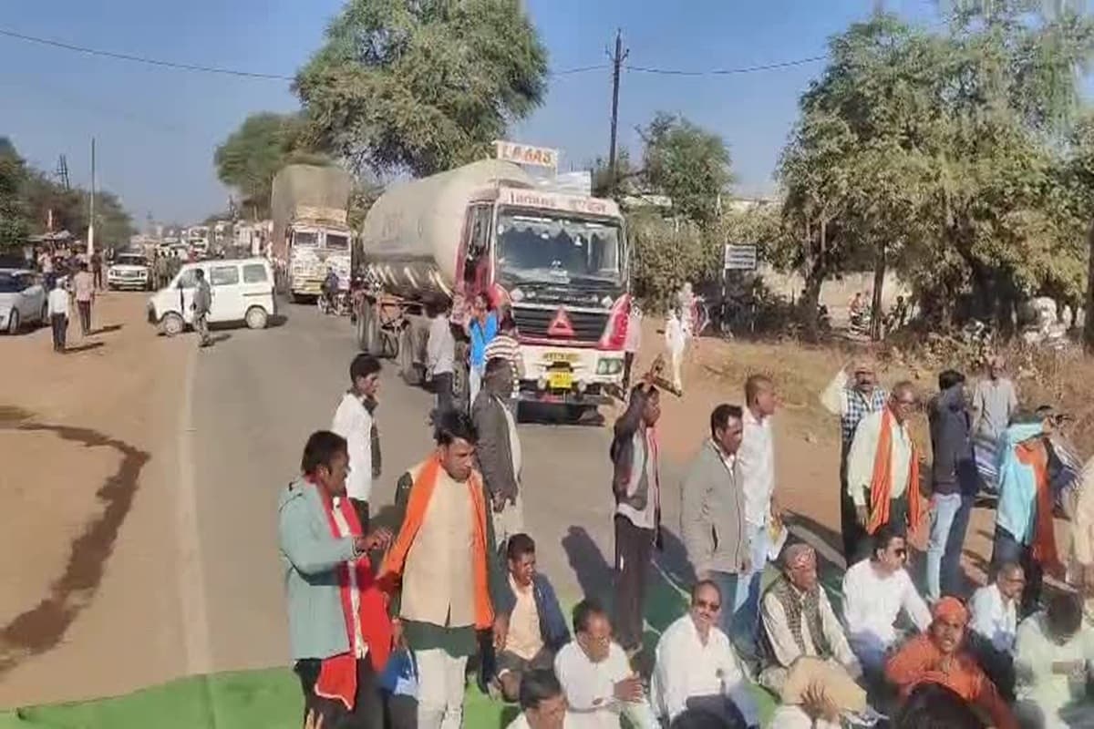 Dhan Kharidi Date: बढ़ेगी धान खरीदी की तारीख ? इन मांगों को लेकर किसानों ने किया चक्काजाम, NH-30 पर फंसे सैकड़ों वाहन