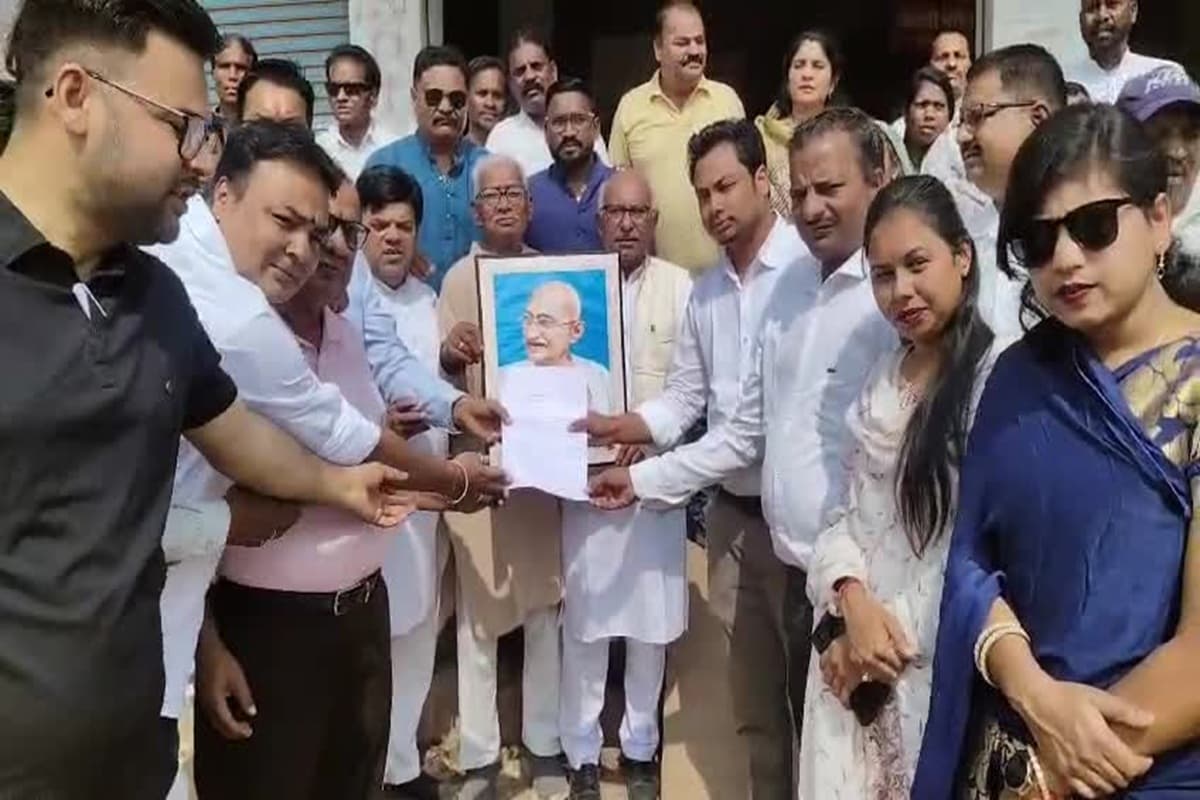 Liquor shops open : छत्तीसगढ़ में महात्मा गांधी की पुण्यतिथि पर खुलीं शराब दुकानें, कांग्रेस कार्यकर्ताओं ने जमकर किया हंगामा, राष्ट्रपिता का अपमान बताया