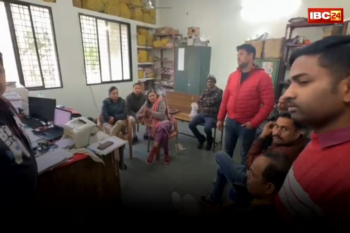 Chhatarpur News : दफ्तर में बाबू और मैडम मिलकर कर रहे थे ये काम, लोकायुक्त की टीम को देख उड़ गए होश, रंगे हाथों पकड़ी गई काली करतूत