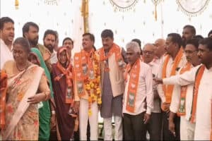 Congress Leaders Joins BJP: कांग्रेस को फिर लगा बड़ा झटका! इस दिग्गज नेता समेत कई कार्यकर्ताओं ने थामा BJP का दामन, वजह चौंकाने वाली
