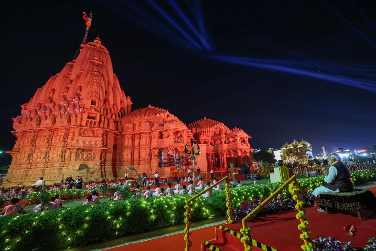 Somnath Swabhiman Parv: सोमनाथ स्वाभिमान पर्व में पहुंचे PM मोदी, ज्योतिर्लिंग के दर्शन कर हाथों में उठाया त्रिशूल, भव्य ड्रोन शो का लिया आनंद
