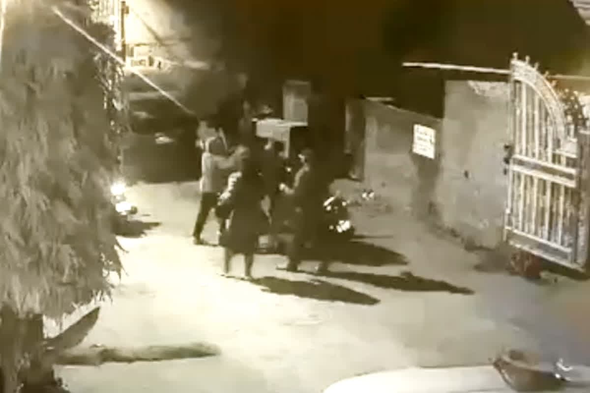 Gwalior Hotel Viral Video: होटल के बाहर आधी रात युवक कर रहे थे शर्मनाक काम, महिलाओं ने टोका तो मचा बवाल, CCTV में कैद पूरी घटना