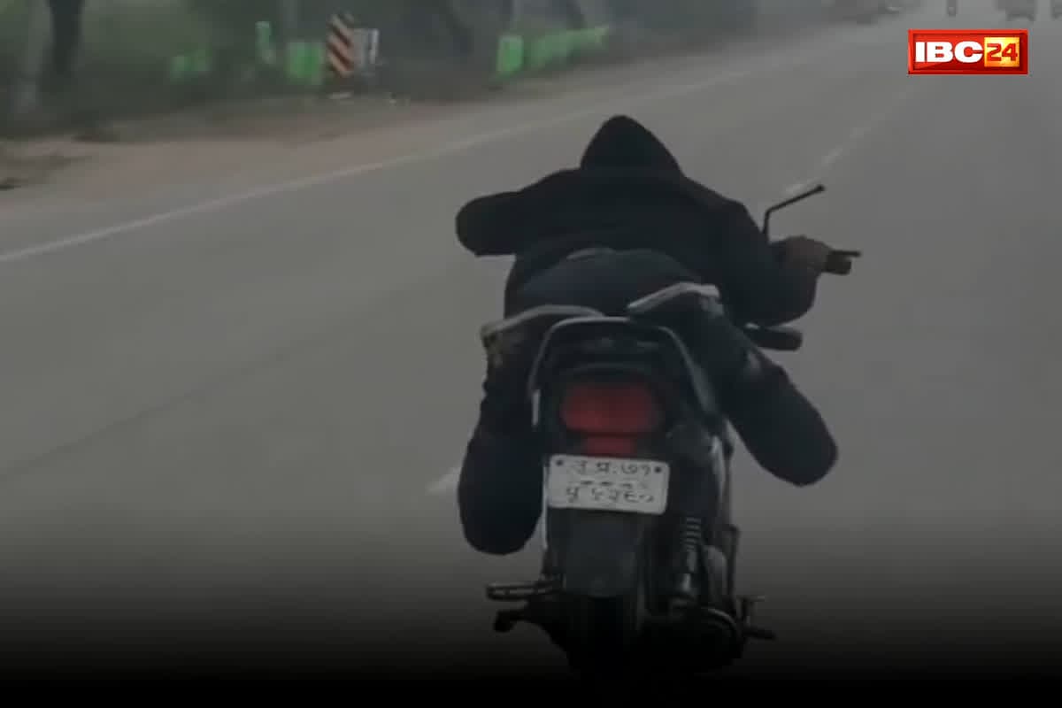 Highway Viral video: हाईवे पर चलती बाइक को बनाया बिस्तर, फिर बीच सड़क शुरू हो गया युवक, आप भी देखें 26 सेकंड का वायरल वीडियो