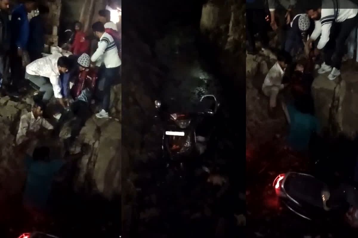 Indore News: सड़क पर खोदे गहरे गड्ढे में गाड़ी सहित गिरी युवती! मची चीख-पुकार, सरकारी लापरवाही की सारी हदें पार, लोगों ने ऐसे बचाई जान