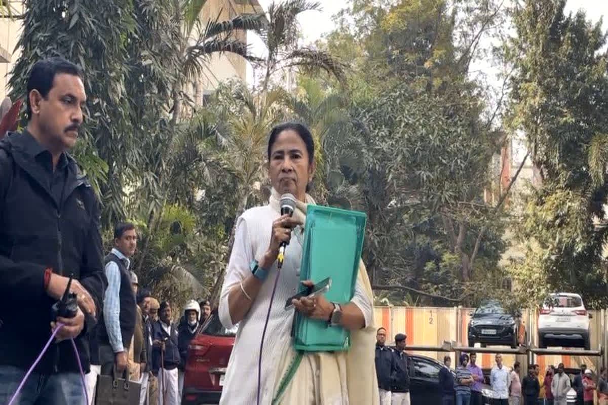ED Raid In Kolkata: ग्रीन फाइलों में कौन सा सच? ED रेड के बीच ही लेने पहुंच गईं ममता बनर्जी, I-PAC से जुड़ा कनेक्शन