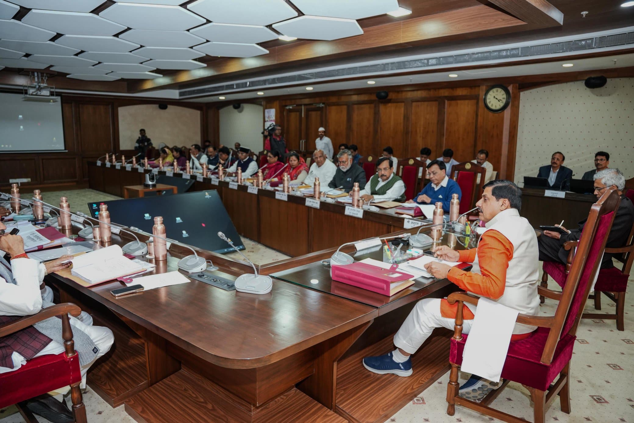Mohan Cabinet ke Faisle: अब चमचमाएगी गांवों के गड्ढा युक्त सड़कें, कार्य पूरा करने लिए इस योजना को मिली मंजूरी, 2026 की पहली कैबिनेट बैठक में बड़ा फैसला, देखें