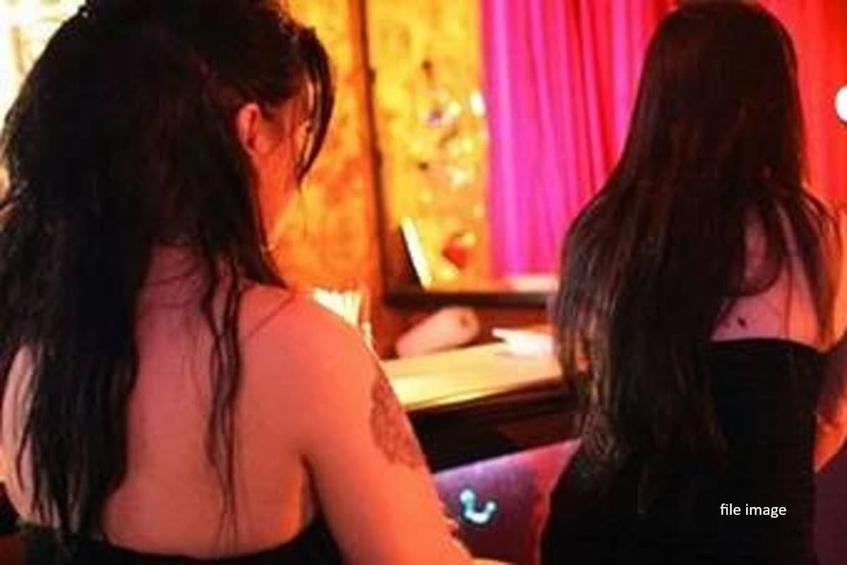 Sex Racket: फर्जी आयुर्वेदिक केंद्र में चल रहा था सेक्स का व्यापार, ग्राहक बनकर पहुंची पुलिस ने किया पर्दाफाश