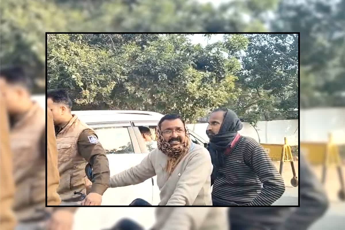 Shivpuri Viral Video: तेरी वर्दी उतरवा दूंगा”… बीजेपी विधायक के भाई ने पुलिस कांस्टेबल को सरेआम दी धमकी, देखें वायरल वीडियो