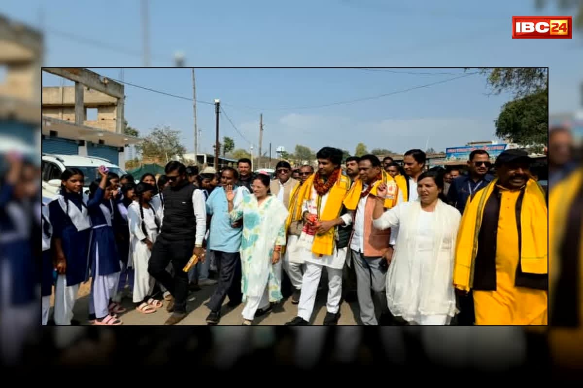 Surajpur School Students Video: कांग्रेस नेता के शाही स्वागत में जिला अध्यक्ष ने स्कूली बच्चों से कराया यह काम, क्लास छोड़कर लगवाए हसदेव बचाओ के नारे, देखें वायरल वीडियो