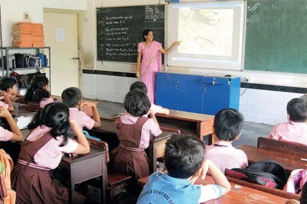 New School Timings: एक बार फिर स्कूलों के समय में बदलाव, अब इतने बजे के बाद ही लगेंगी कक्षाएं, कलेक्टर ने जारी किया आदेश