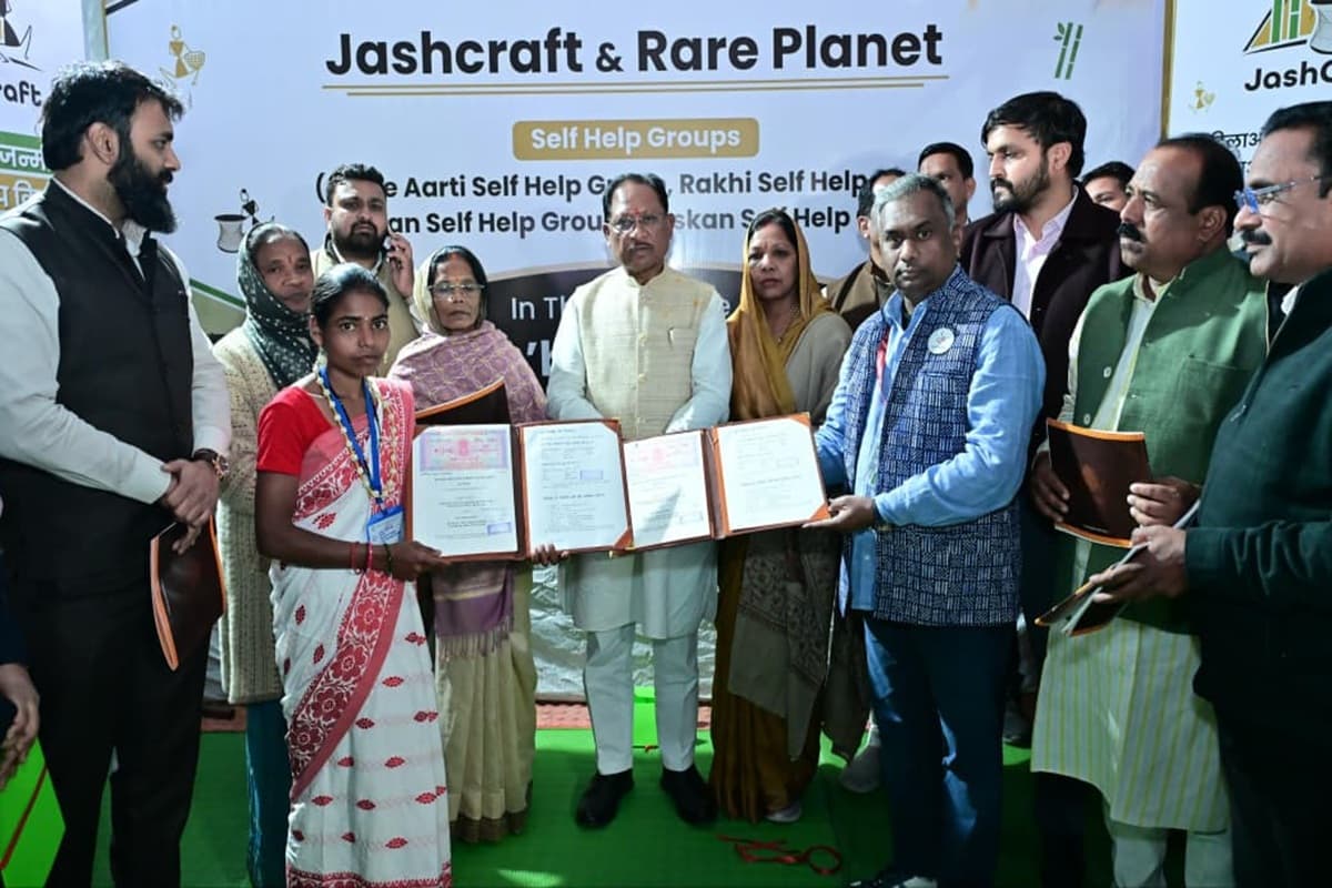 Jashcraft News: जशक्राफ्ट को मिला राष्ट्रीय पहचान का नया मंच, देश के तमाम एयरपोर्ट पर मिलेंगे महिलाओं द्वारा बांस, छिंद, मिट्टी और लकड़ी से बनाए उत्पाद, रेयर प्लेनेट से हुआ MOU