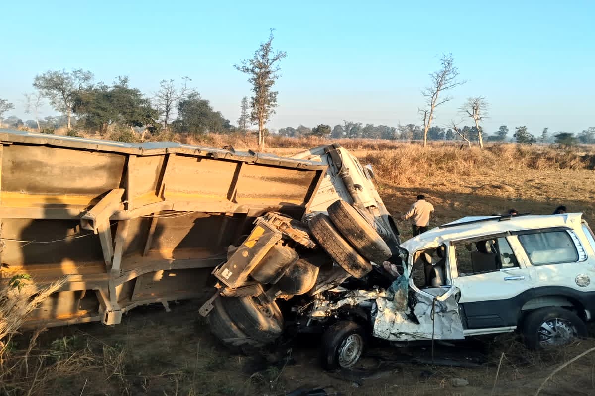 Baloda Bazar Road Accident News: इस जिले में सुबह-सुबह हुआ भीषण सड़क हादसा, ट्रेलर से टक्कर के बाद उड़े स्कॉर्पियो के परखच्चे, जानें कैसी है लोगों की हालत