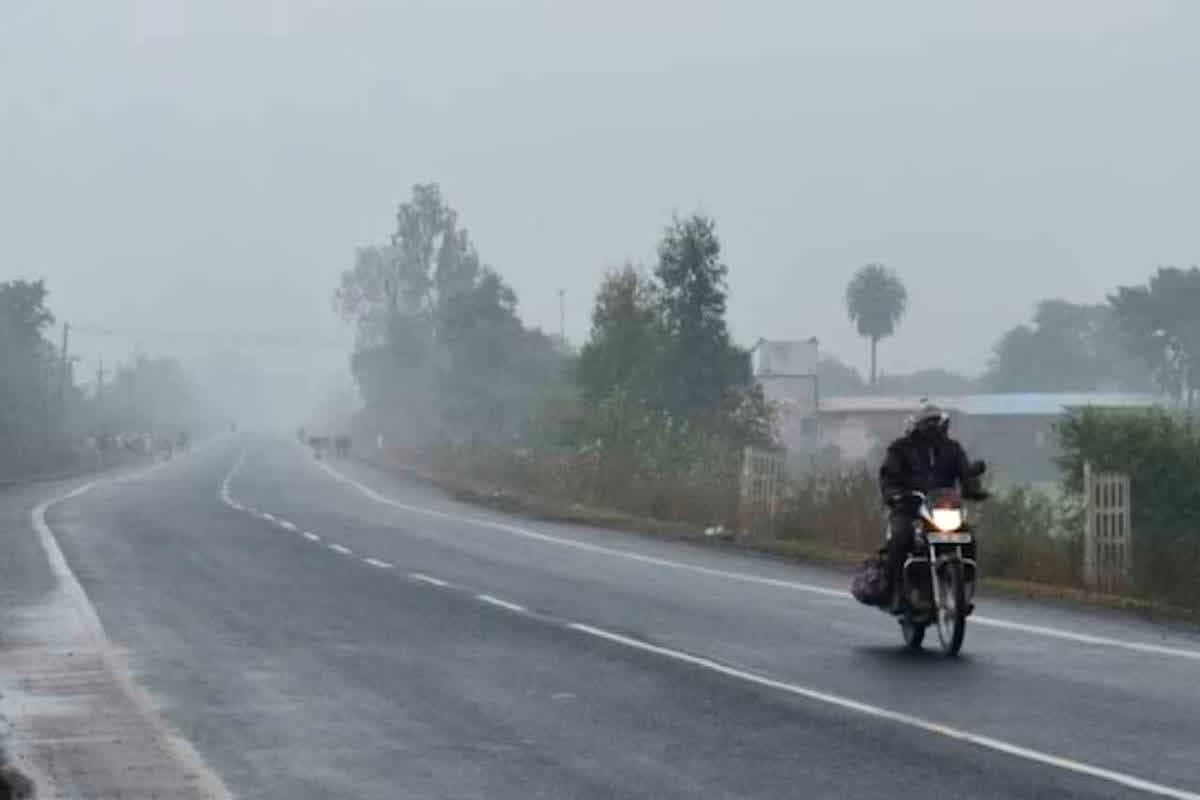 CG Weather Update Today: प्रदेश में जारी रहेगा सर्दी का सितम, कोहरा छाने के साथ तापमान में आएगी गिरावट, इन जिलों में तीन दिनों तक चलेगी शीतलहर