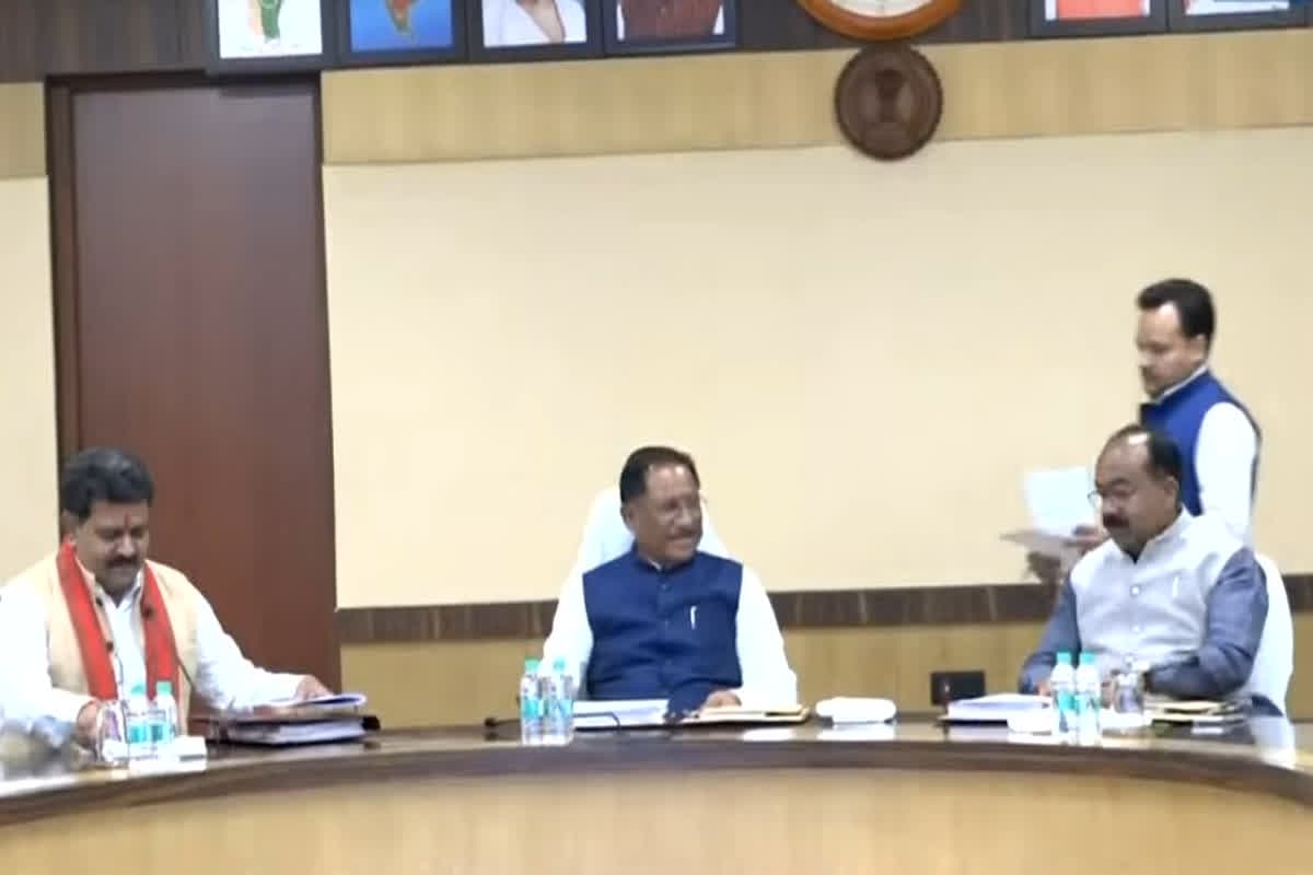 VandeBharat: छत्तीसगढ़ में दो सालों में मंत्रियों के 12 से ज्यादा OSD और PA हटाए गए, विपक्ष ने लगाए भ्रष्टाचार के आरोप, तो सत्तापक्ष ने बताई ये वजह..जानें