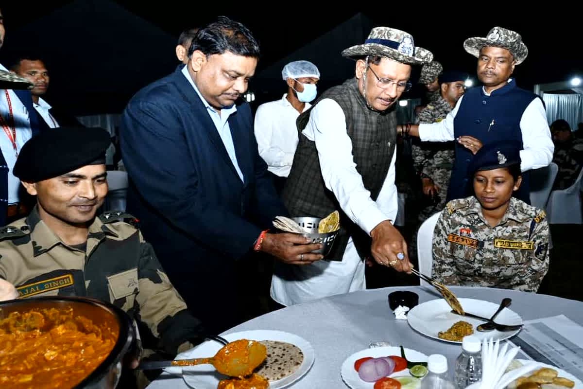 CM Vishnu Deo Sai Narayanpur Visit : जवानों के बीच पहुँचे मुख्यमंत्री विष्णु देव साय, नारायणपुर बटालियन में साथ बैठकर किया डिनर, बोले- “आपके साहस से ही लौट रही शांति”