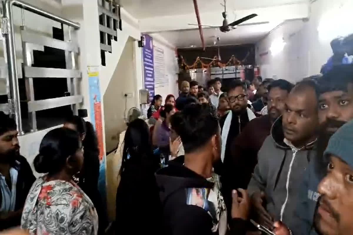 Rajim News: राजिम में हाइड्रोसिल का ऑपरेशन के बाद मरीज की मौत, परिजनों ने किया अस्पताल में बवाल