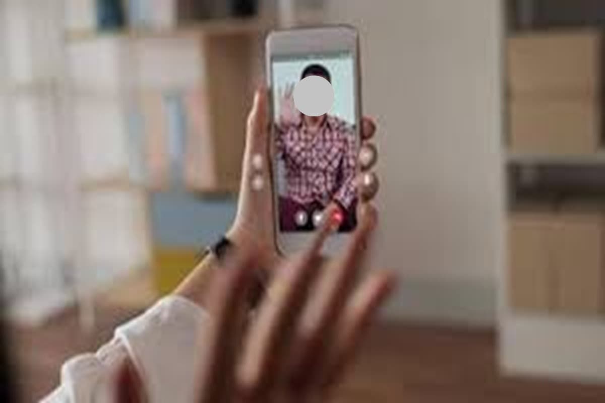 Nude Video call: ब्वायफ्रेंड से वीडियो कॉल में न्यूड होकर बात करती थी पत्नी, पति ने कमरे में लगवा दिया CCTV, तलाक की याचिका पर HC में सुनवाई