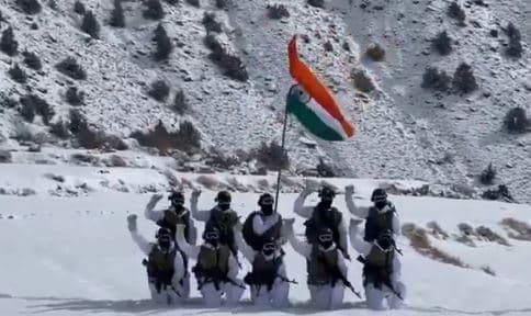 Republic Day Wishes: -20°C में तिरंगा फहराकर जवानों ने दी गणतंत्र दिवस की बधाई, भारत माता की जय के नारे लगाकर दिखाया अपना जोश, आपने देखा वीडियो ?