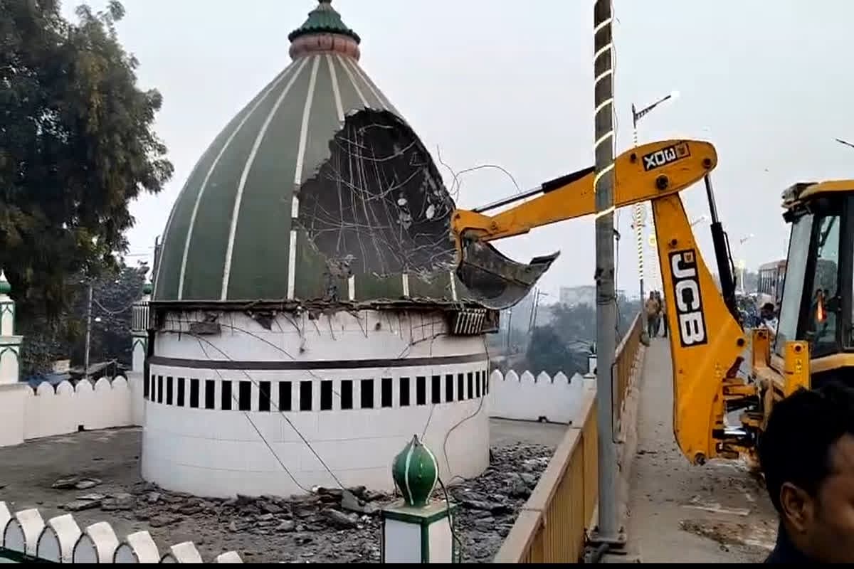 Deoria mazar : इस फेमस मजार पर चला योगी सरकार का बुलडोजर, मौके पर भारी संख्या में पुलिस फोर्स तैनात