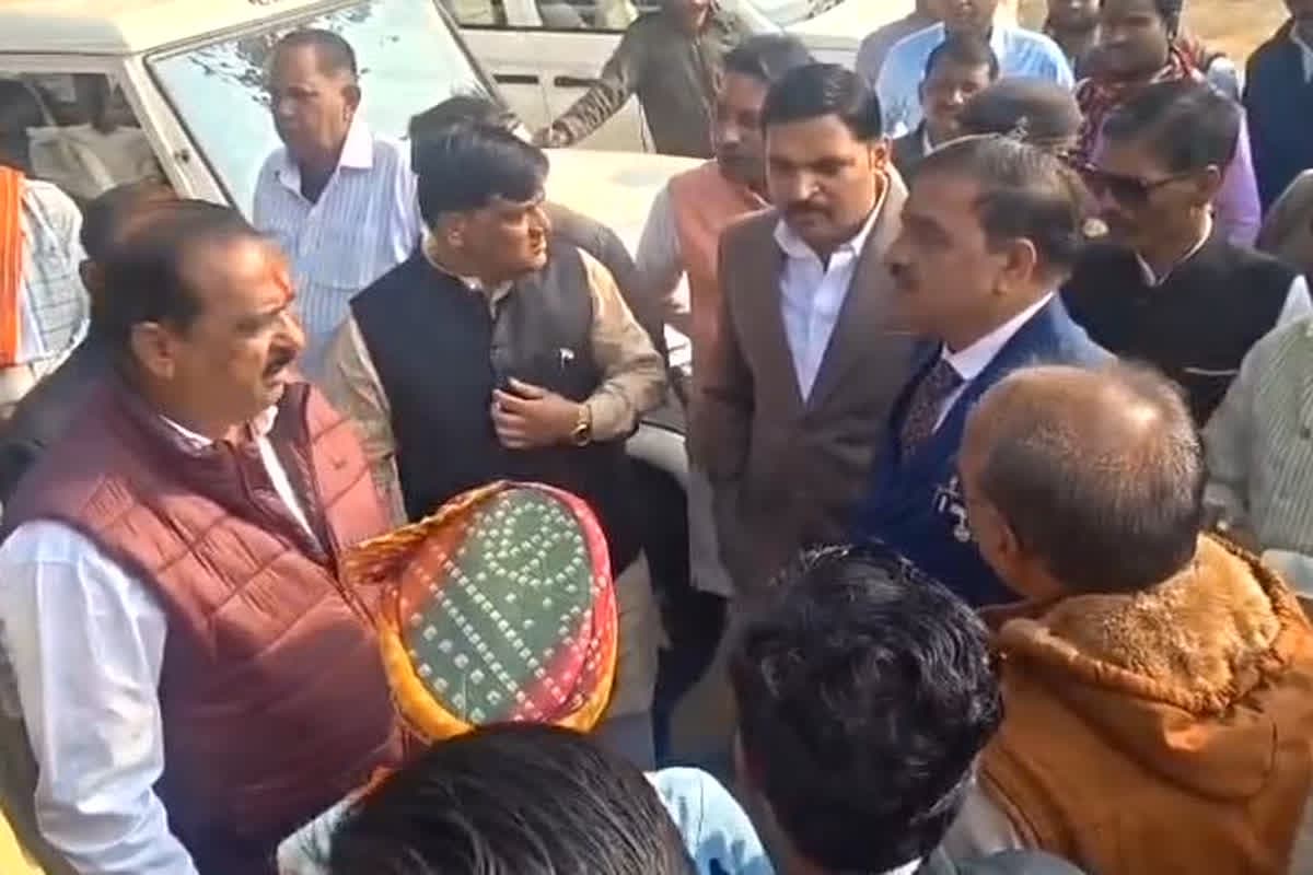 Mandla News: गणतंत्र दिवस समारोह में हंगामा, इस बात को लेकर फूटा जनप्रतिनिधियों का गुस्सा, कार्यक्रम का किया बहिष्कार, देखें वीडियो