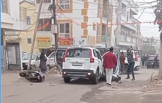 Viral Video: मंगेतर से मिलने पहुंचा था हिस्ट्रीशीटर, युवकों ने कार रोककर हथौड़े, सब्बल और डंडों से पीटा, चीखती रही पास खड़ी युवती