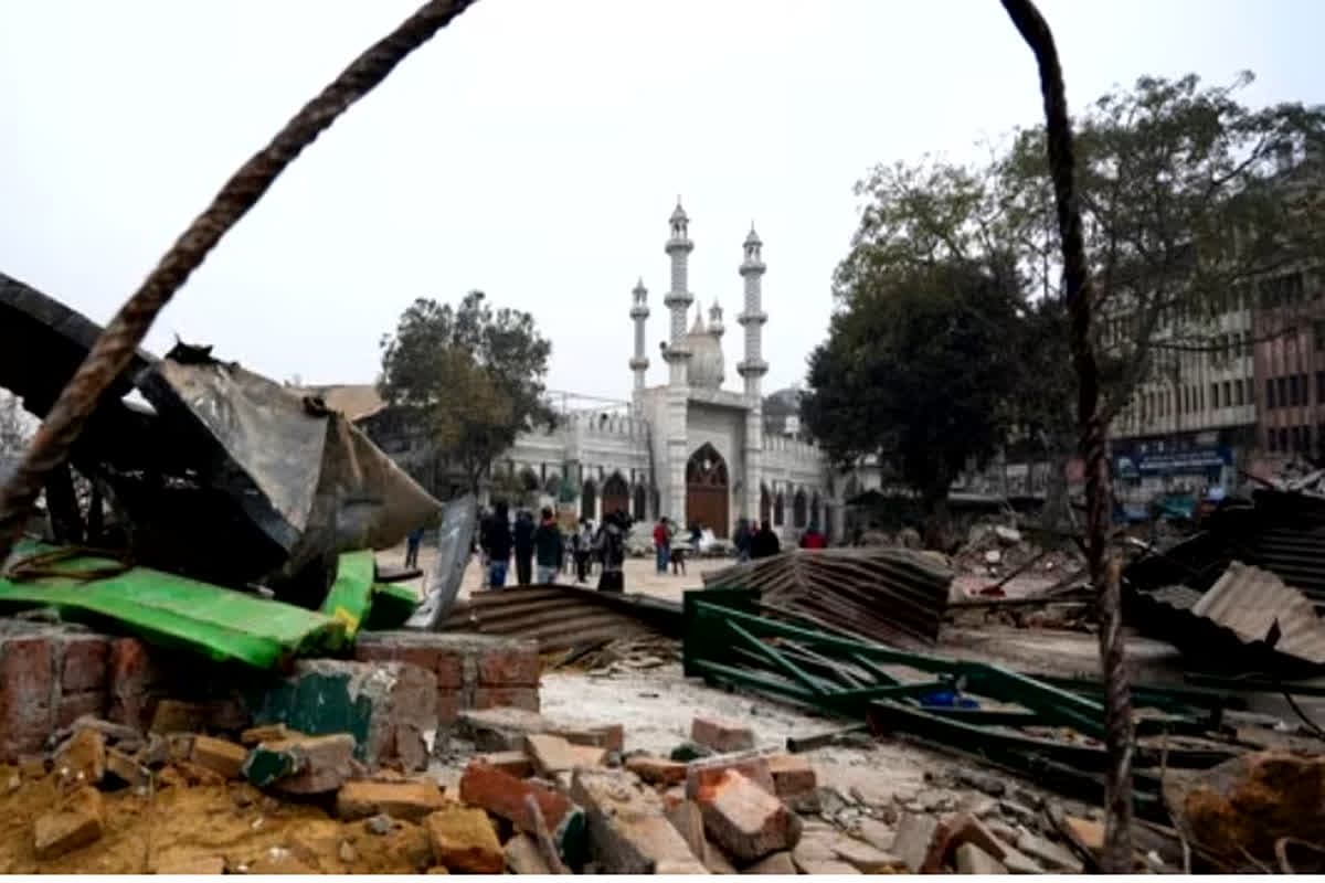 MCD Encroachment Drive: राजधानी दिल्ली में अतिक्रमण हटाने को लेकर बवाल, MCD की कार्रवाई के दौरान भीड़ ने किया पथराव
