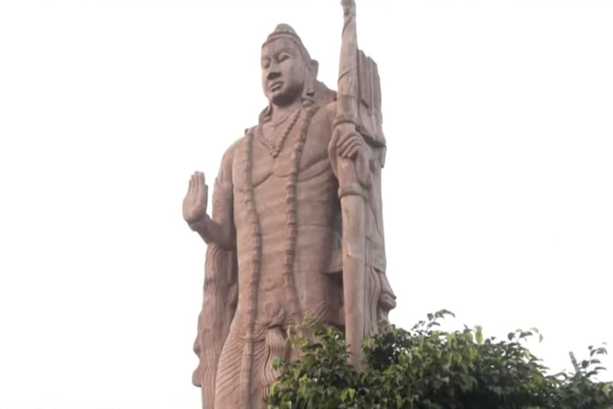 VandeBharat: चंद्रखुरी में विशालकाय श्रीराम मूर्ति बदले जाने पर उठे सवाल, क्या धर्म के विरुद्ध है मूर्ति का बदला जाना?
