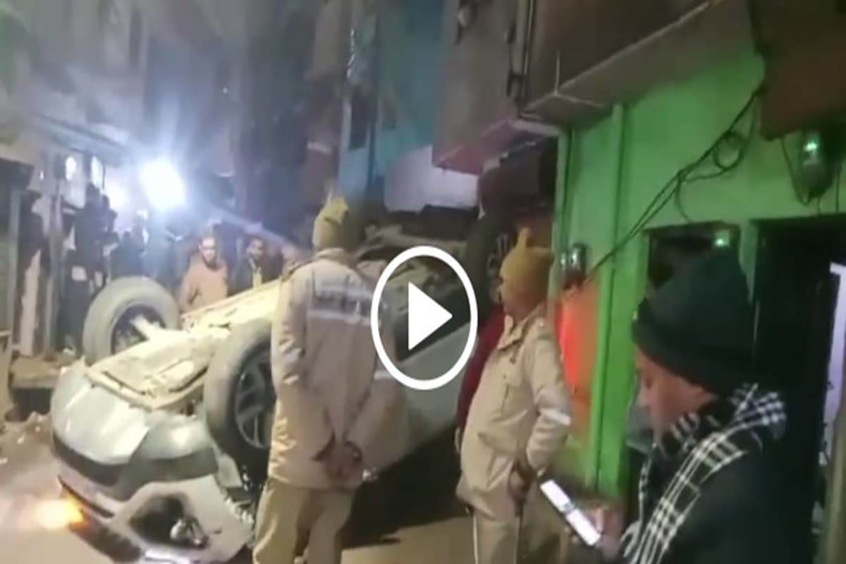 Moradabad News: नशे में धुत्त रईसजादों ने मचाया तांडव, घनी आबादी में लोगों को रौंदा, फिर पलट गई कार, वीडियो वायरल