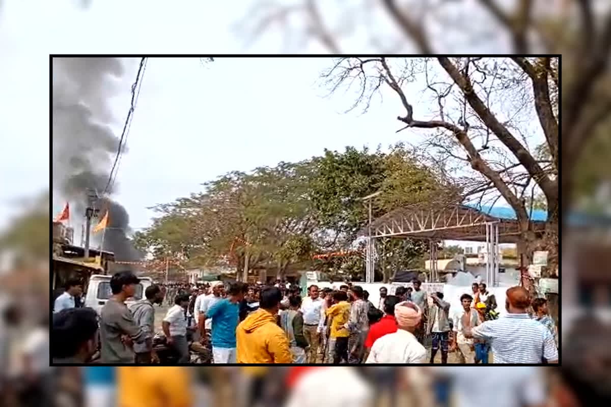 Betul Violence News: गाय के साथ घिनौनी हरकत के बाद सुलग उठा दामजीपुरा, उग्र भीड़ ने दुकानों को फूंका, चप्पे-चप्पे पर पुलिस, जाने पूरा मामला