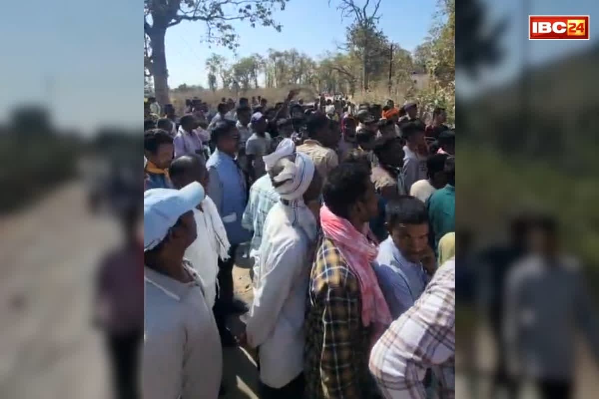 Dhamtari News: आक्रोशित आदिवासी समाज के लोगों ने किया चक्काजाम, थाना प्रभारी पर लगाया दुर्व्यवहार करने का आरोप