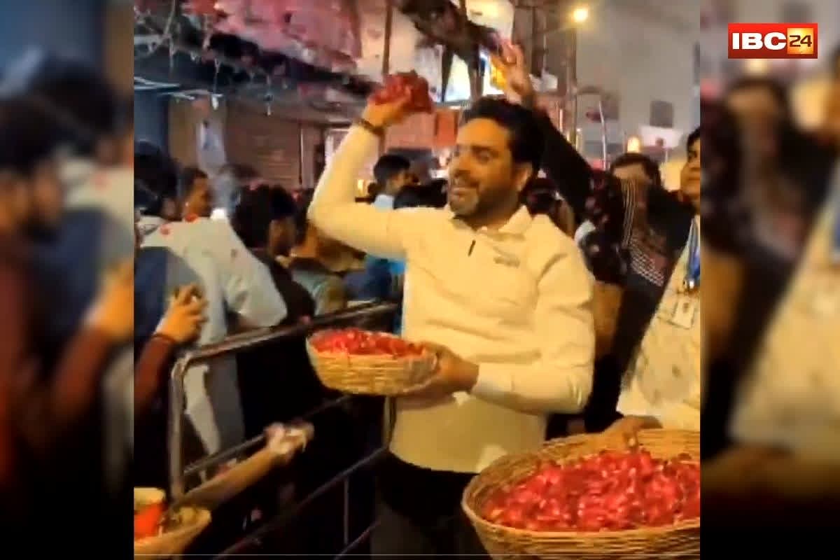 Kashi Vishwanath Mahashivratri 2026: महाशिवरात्रि 2026 पर काशी विश्वनाथ धाम में अद्भुत नजारा, मंदिर ट्रस्ट के CEO ने भक्तों पर की फूलों की बारिश, भक्त हुए भाव-विभोर, देखें वीडियो