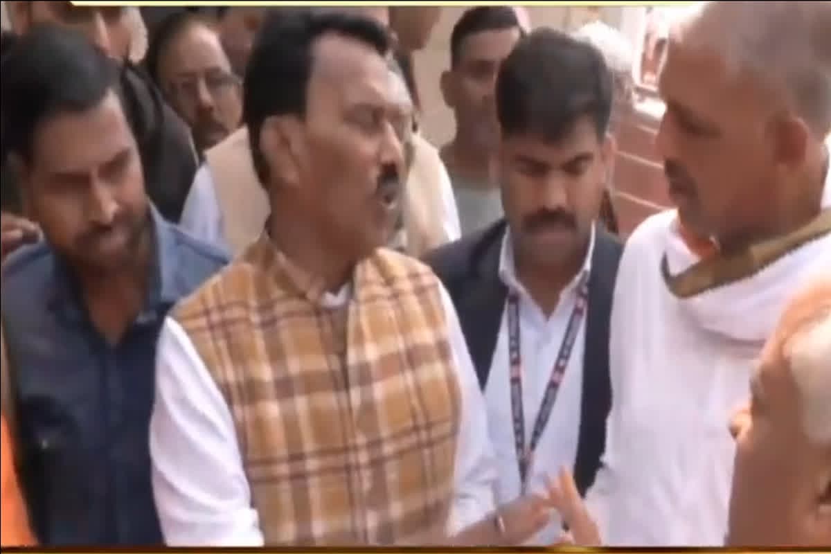 Minister Tulsiram Silawat: ‘भाषा का सही इस्तेमाल करो’, मीडिया के सवाल पर भड़के प्रभारी मंत्री, रिपोर्टर से बोले- आप मुझे निर्देश नहीं दोगे..