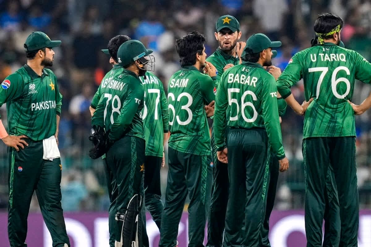 Pakistan Cricket News: T20 World Cup में पाकिस्तान टीम में कलह? बाबर और शाहीन को नजरअंदाज करने पर मचा बवाल, शादाब बोले- दिल पर नहीं ले सकते…