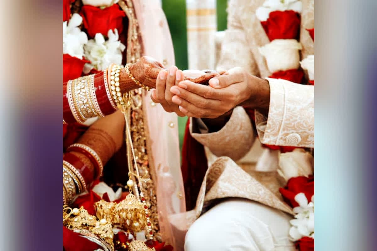 Viral Wedding News : जयमाल के वक्त अचानक गिरी दुल्हन, दूल्हे ने सरेआम किया ऐसा काम कि सदमे में डूबा परिवार