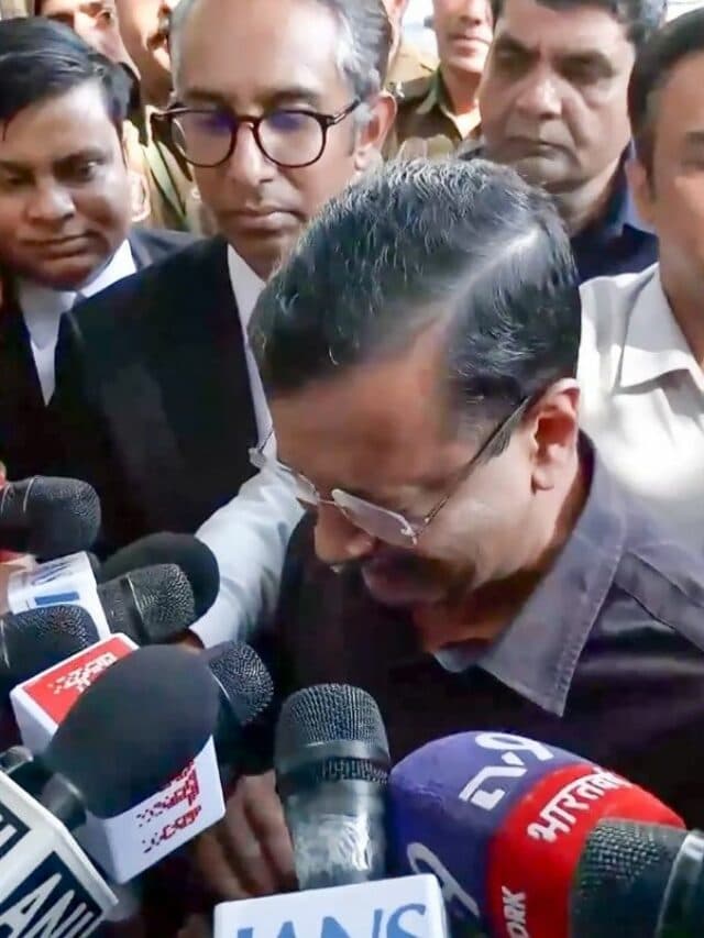 Delhi Liquor Policy Case: कोर्ट से बरी होते ही रोने लगे केजरीवाल, कहा- ‘मुझ पर भाजपा ने झूठे आरोप लगाए’, देखें फोटो