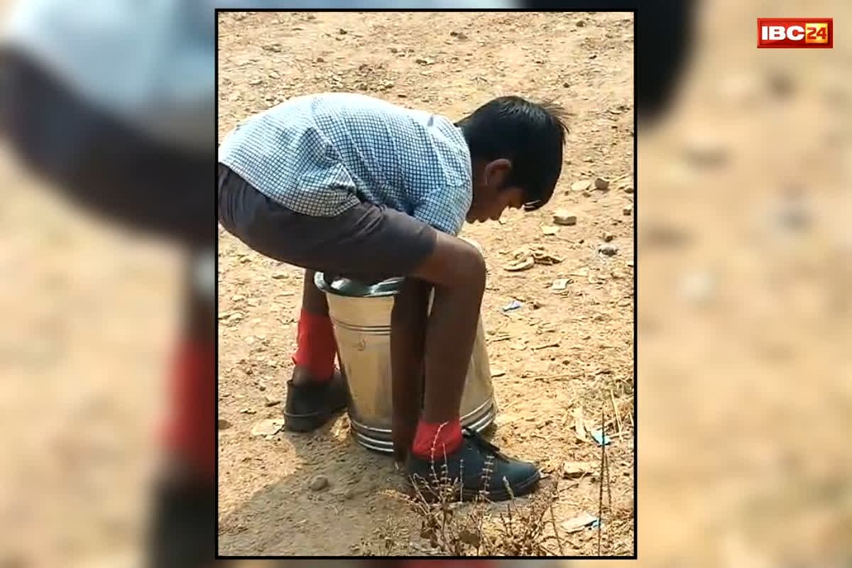 School Students Viral Video : पढ़ाई छोड़कर पानी ढो रहे प्राइमरी स्कूल के बच्चे, वजन से भारी ड्रमों से जूझते दिखे छात्र, आप भी देखें वीडियो