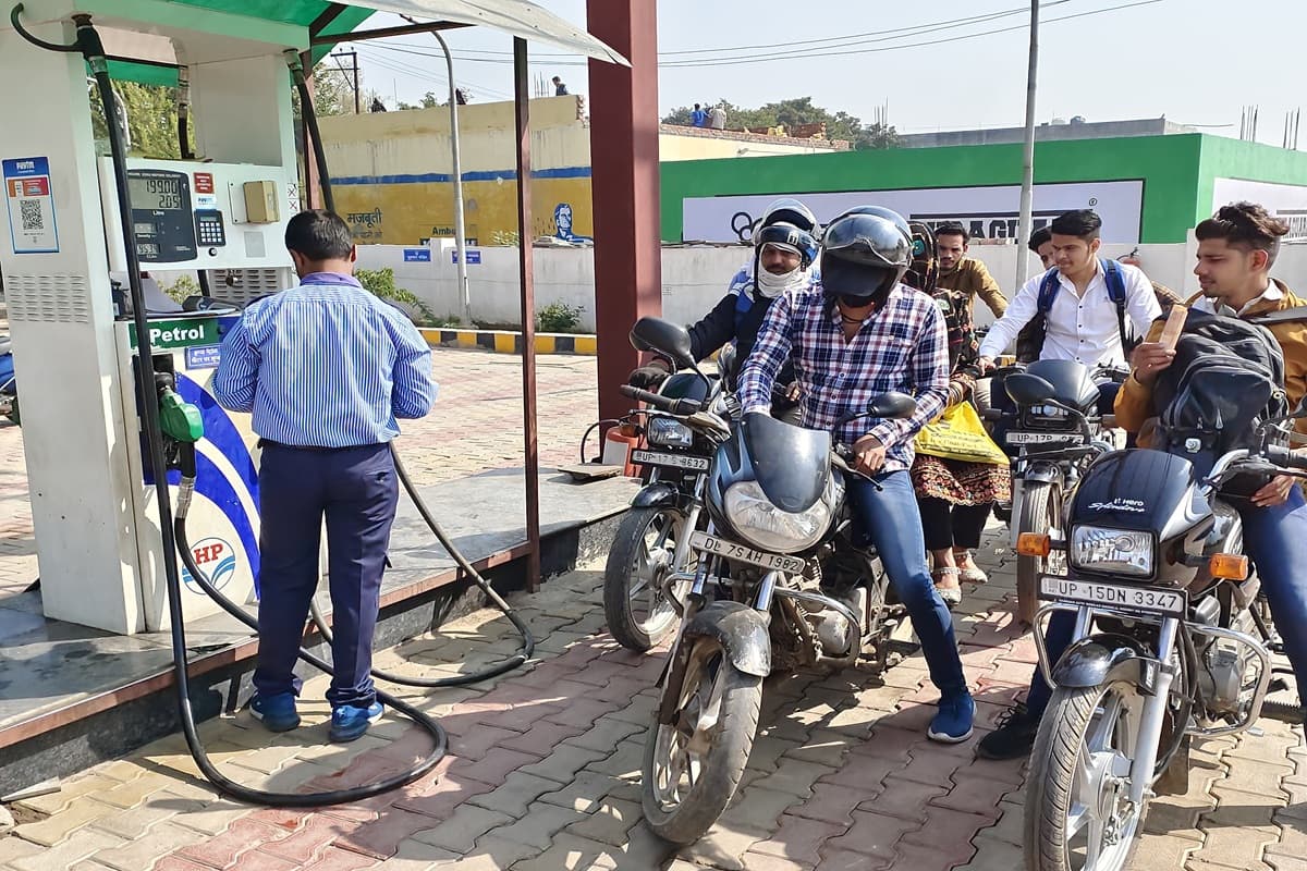 Fuel Shortage in India: पंपों में खत्म हो गया पेट्रोल? टंकियों में कैन और कैंपर लेकर पहुंचे वाहन चालक, अब HPCL ने बताई पूरी सच्चाई