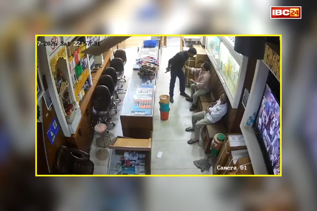 Aligarh Crime News: मोबाइल दूकान में बैठे थे दूकानदार, तभी पहुंचे दो युवक और कर दिया कांड, CCTV में कैद हुई वारदात, आप भी देखें वायरल वीडियो