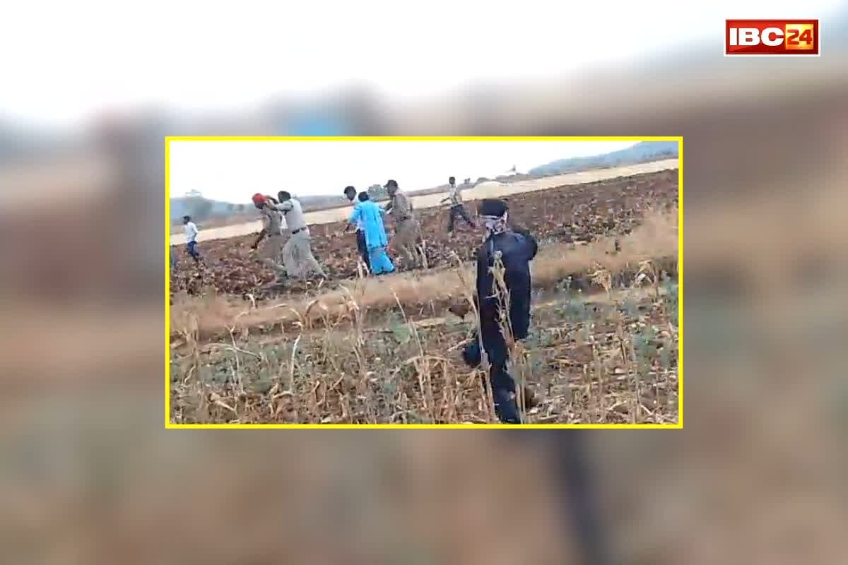 Betul News: भाजपा नेता और पुलिस टीम को आदिवासी समाज के लोगों ने दौड़ा-दौड़कर पीटा, सोशल मीडिया पर वायरल हुआ वीडियो