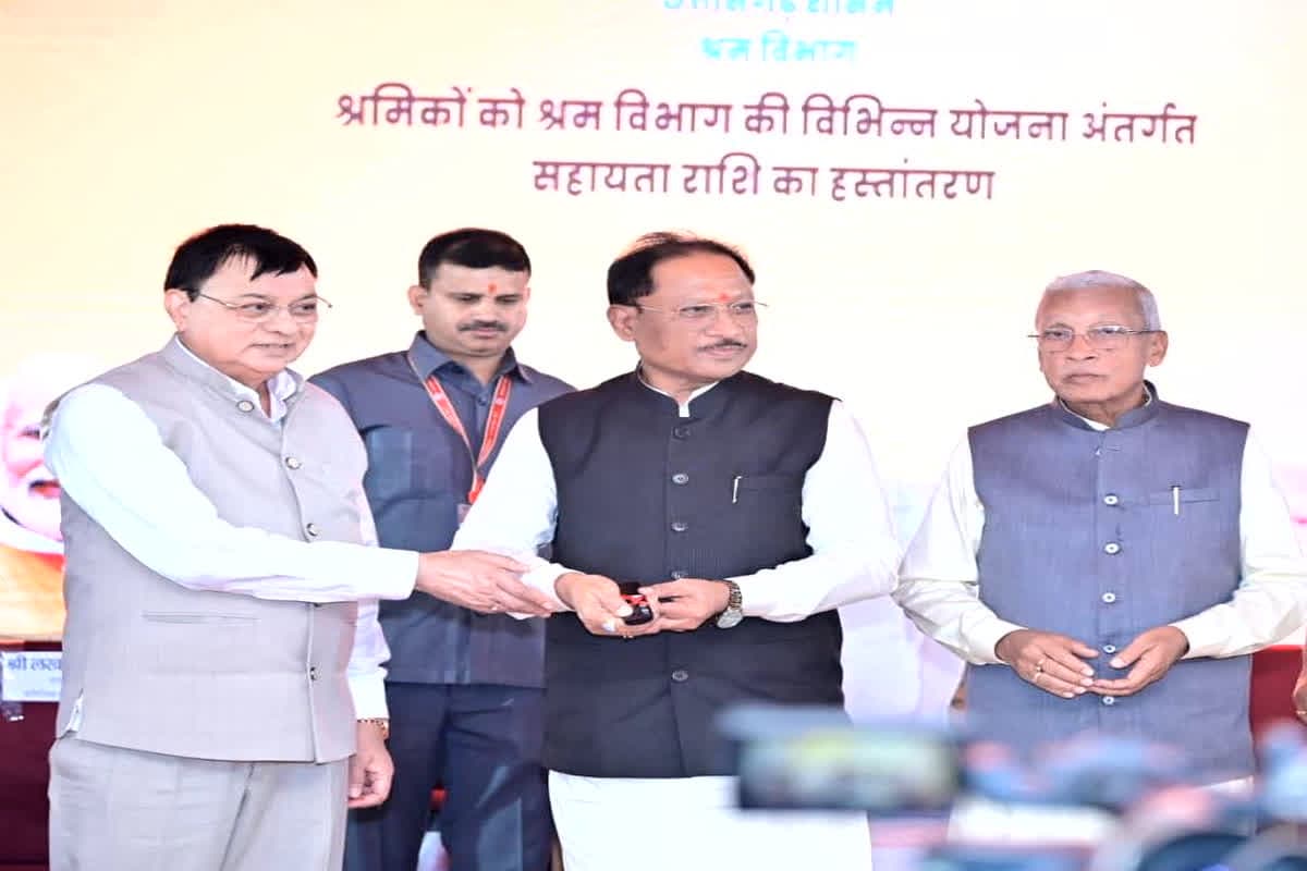 CM Vishnu Deo Sai News : सीएम साय ने 79 हजार से अधिक श्रमिकों को एक क्लिक में ट्रांसफर किए 27 करोड़, पेट्रोल-डीजल की किल्लत पर दिया ये बड़ा बयान