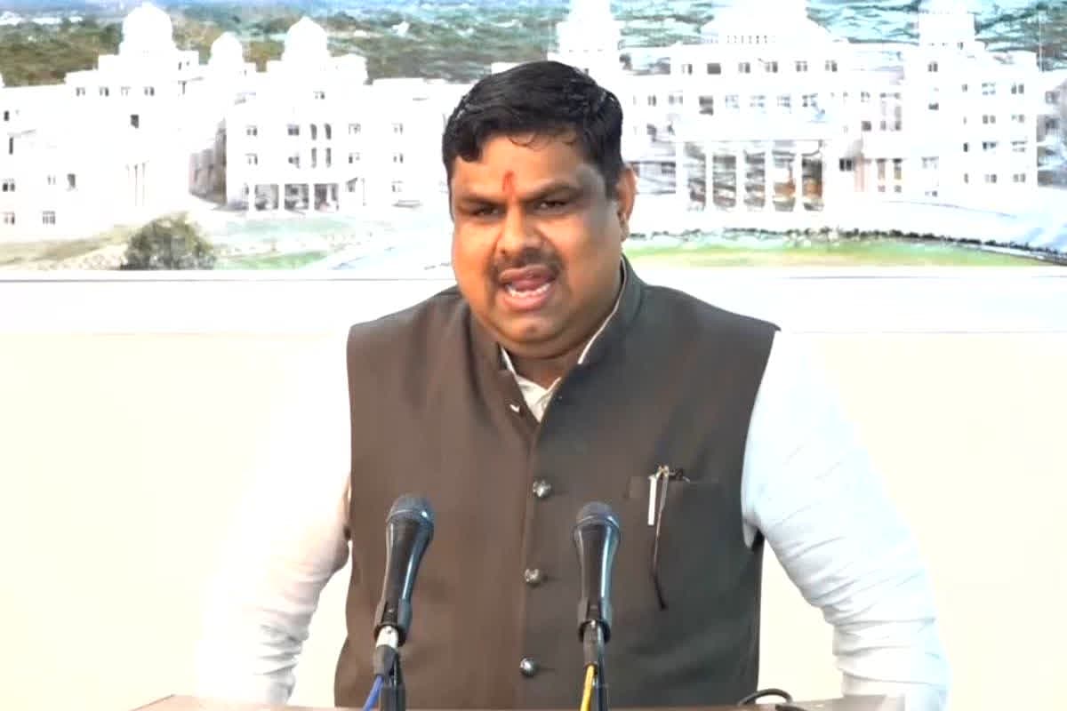 CG Govt School Teacher News: छत्तीसगढ़ के सरकारी स्कूलों पर बड़ा खुलासा! शिक्षा व्यवस्था का ये नियम अधूरा… मंत्री ने सदन में कह दी ये बड़ी बात, क्या होगी नई शिक्षक भर्ती?